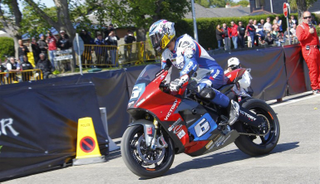 Illustration for article titled Guy Martin replaces injured Dunlop on IOM EV